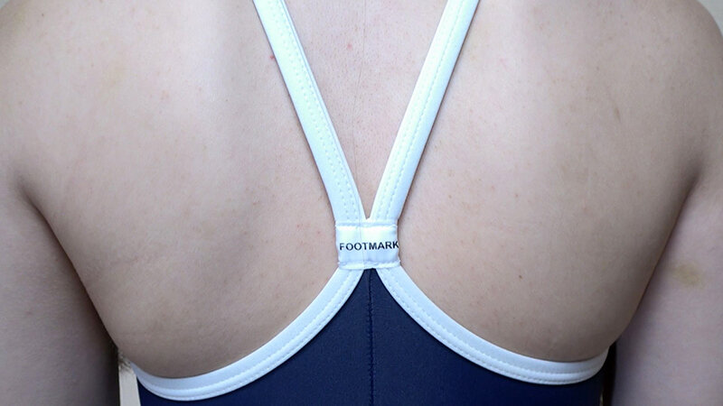 瀬戸ひなこ 濡れてテカってピッタリ密着 神スク水 可愛い女子のスクール水着姿をじっとりと堪能！着替え撮影から始まり貧乳から巨乳にパイパン、ハミ毛、ジョリワキ等のフェチ接写やローションソーププレイやスク水ぶっかけ等を完全着衣で楽しむAV│瀬戸ひなこ│ハイビジョン│1oks00184