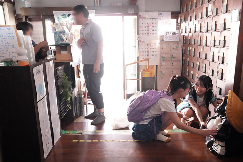 銭湯で見知らぬおじさんのおちんちんをワザと勃起させてもてあそぶ痴女っ子たち。││4K│1piyo00225