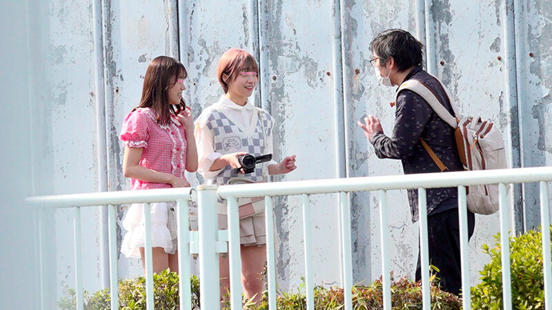 顔出しMM号 仲良し女友達限定 ザ・マジックミラー 令和の女子大生2人組が逆ナンパした昭和オジサンと「射精脱出ゲーム」に挑戦！父親よりも年上なオジサンの元気すぎる絶倫チ○ポに戸惑いながらも手コキ・Wフェラ・ハーレム逆3P！最後は連続W中出し！││ハイビジョン│dvmm00282