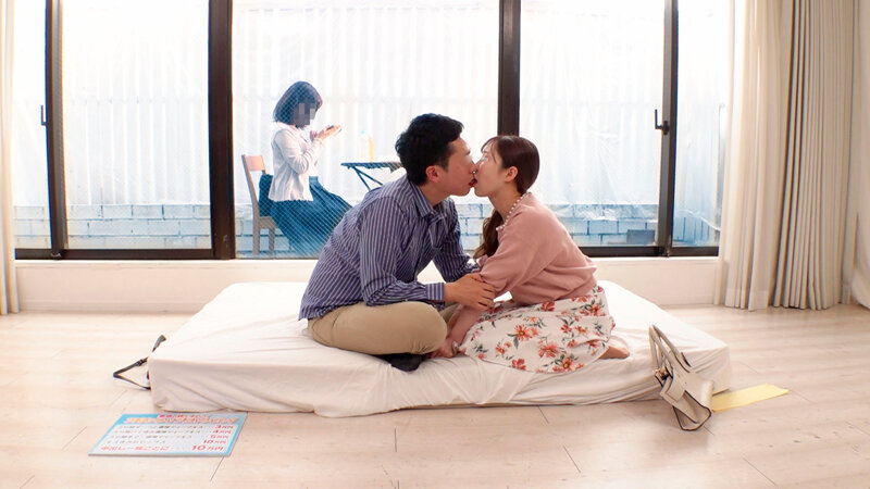 一般男女モニタリングAV マジックミラーの向こうにはキスすら拒む妻！欲求不満旦那と妻の妹が「ずーっと濃厚ディープキス」ミッションに挑戦！舌を激しく絡め合わせるねっとりベロチューでオマ○コがトロけた妹は姉（妻）が真横にいるのに姉の旦那と禁断のキスまみれセック…││ハイビジョン│dvmm00314