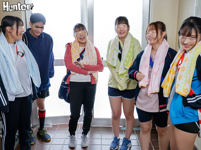 水泳部で合宿所の大掃除！視界に広がる女子部員の突き出した競泳水着尻に勃起が収まらず…男はボク1人の水泳部で合宿に！4││ハイビジョン│huntc00379