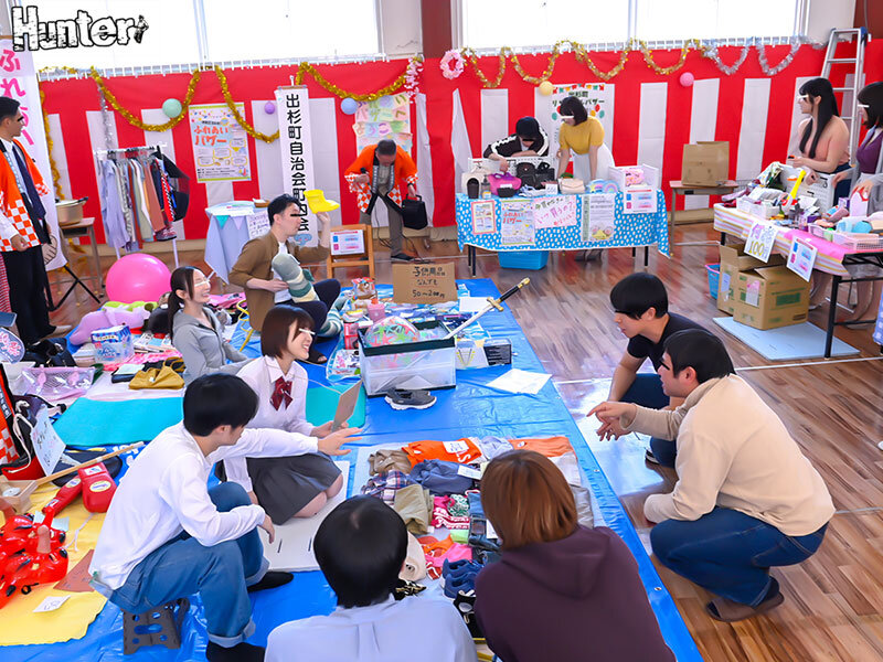 huntc00449│だれとでも定額挿れ放題！挿れ放題ニュータウン 町ごと全部挿れ放題SP編 月々定額自治会費さえ支払えば町内のあらゆる場所（コンビニ、飲食店、バザー会場、スポーツジム…等）人妻やら学生やら誰にでも挿れ放題！││4時間以上作品