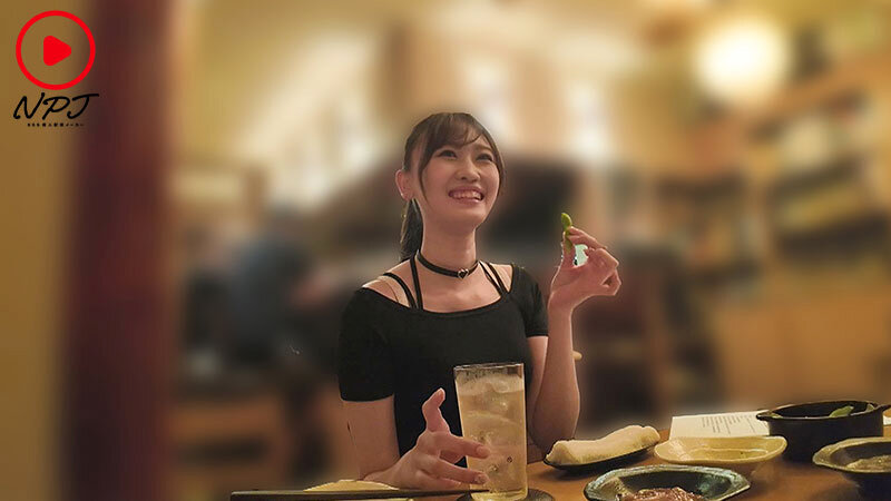 高●寺の駅前で見つけた美少女劇団員がAV出演！ 見た目は清楚！スタイル抜群！笑顔が可愛い小劇団の姫は酒ヤリマンの小悪魔ビッチ娘！今夜も広場でスト○ロ飲みながらヤリモク男のナンパ待ち！││ハイビジョン│npjs00116