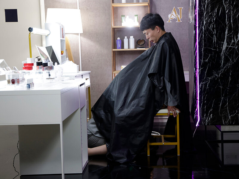 化粧品コーナーの爆乳美容部員にケープの中でこっそりヌカれるパイズリフェラで妻の居る横で声を押し殺しながら何度もイカされた 二羽紗愛│二羽紗愛│ハイビジョン│yrnknkjdvaj00705a